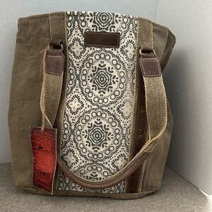 Canvas Travelteli shoulder bag. NWT. Vintage look. Zipper closure. Tan/print.